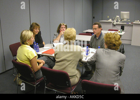 Erzieher teilnehmen in einer kleinen Gruppe mit Sitz Werkstatt zur pädagogischen Diskussion Stockfoto