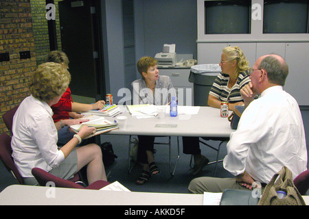 Erzieher teilnehmen in einer kleinen Gruppe mit Sitz Werkstatt zur pädagogischen Diskussion Stockfoto