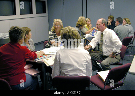 Erzieher teilnehmen in einer kleinen Gruppe mit Sitz Werkstatt zur pädagogischen Diskussion Stockfoto