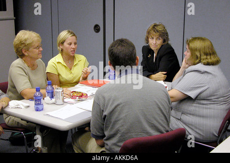 Erzieher teilnehmen in einer kleinen Gruppe mit Sitz Werkstatt zur pädagogischen Diskussion Stockfoto