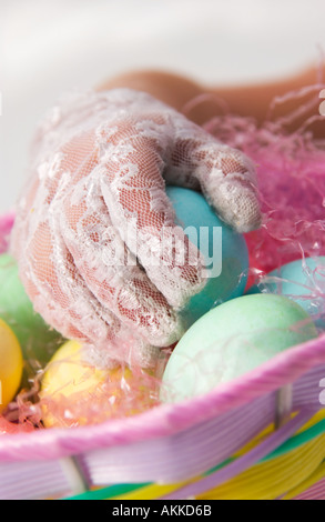 Mädchen-Kommissionierung-Eiern aus Korb Stockfoto