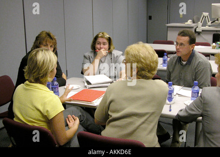Pädagogen zu beteiligen, in einer kleinen Gruppe mit Sitz-Werkstatt zur pädagogischen Diskussion 2 Stockfoto