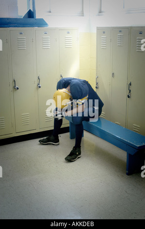 Depressive Fußballspieler in Umkleideraum High School Football Aktion Port Huron Michigan Stockfoto