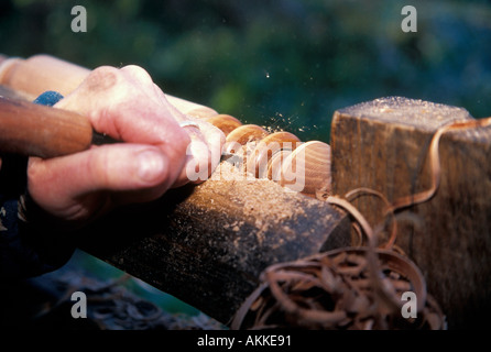 Mike Abbott eine Coppice Handwerker schneiden von Holz auf seine Pole-Drehbank, der mit seinem Fuß angetrieben wird, Stockfoto
