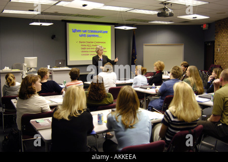 Weibliche Moderatorin gibt Power Point Präsentation zu einer Gruppe von professionellen Pädagogen eine Geschäftsleute Stockfoto