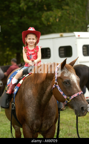 Junges Mädchen reiten eine Appaloosa-Stute in einer Pferde-Show, die sie auf dem Sattel Horn hält Stockfoto