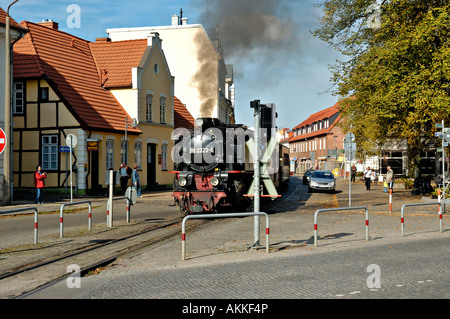 Die Dampfeisenbahn "Molli" in den Straßen von Bad Doberan in Norddeutschland. Stockfoto