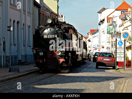 Die Dampfeisenbahn "Molli" in den Straßen von Bad Doberan in Norddeutschland. Stockfoto