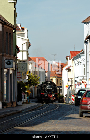 Die Dampfeisenbahn "Molli" in den Straßen von Bad Doberan in Norddeutschland. Stockfoto