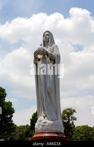 Statue der Jungfrau Maria vor Notre Dame Catherdral, Ho-Chi-Minh-Stadt, offiziell Saigon, Vietnam. Stockfoto