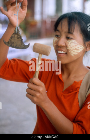 Frau im buddhistischen Tempel mit Gong Mandalay Myanmar Burma Stockfoto