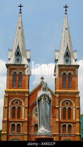 Statue der Jungfrau Maria vor Notre Dame Catherdral, Ho-Chi-Minh-Stadt, offiziell Saigon, Vietnam. Stockfoto