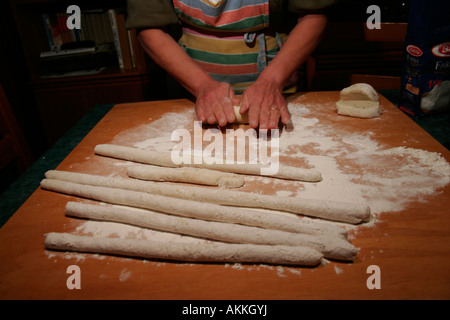 Gnocchi, handgemacht zu Hause mit Kartoffeln und Mehl Stockfoto