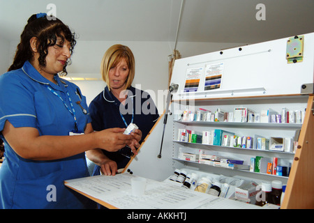 Ein Azubi Krankenschwester und Ward Schwester bereiten Medikamente für Patienten in ein kommunales Krankenhaus Bradford Stockfoto