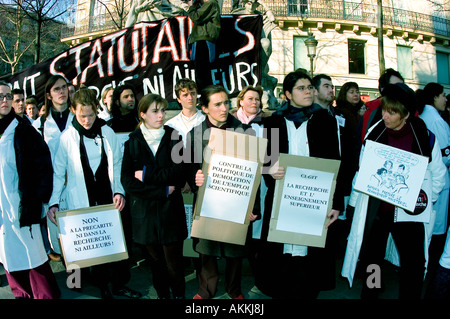 Paris FRANKREICH, Demonstration von Wissenschaftlerinnen und Wissenschaftlern gegen staatliche Unterdrückung öffentlicher Mittel, Proteste aus dem Haushalt drängen Menschen mit Protestzeichen Stockfoto