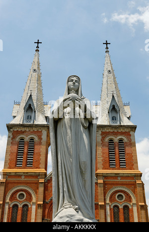 Statue der Jungfrau Maria vor Notre Dame Catherdral, Ho-Chi-Minh-Stadt, offiziell Saigon, Vietnam. Stockfoto