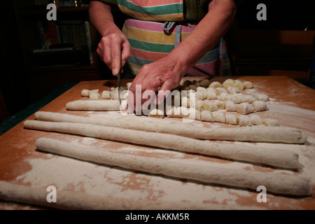 Gnocchi, handgemacht zu Hause mit Kartoffeln und Mehl Stockfoto