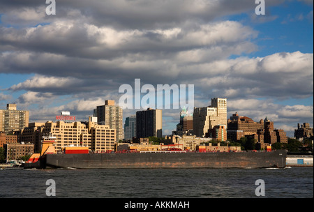 Lastkahn vorbei an Brooklyn Heights angesehen von Lower Manhattan, New York City, New York, USA Stockfoto