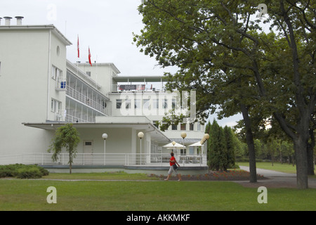 Pärnu-Estland - Scandic Rannahotel direkt an der Strandpromenade am Strand von der estnischen Seasied Badeort Pärnu Stockfoto