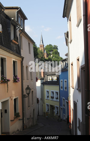 Gasse in der Stadt Saarburg in der Region Rheinland-Pfalz, Deutschland Stockfoto