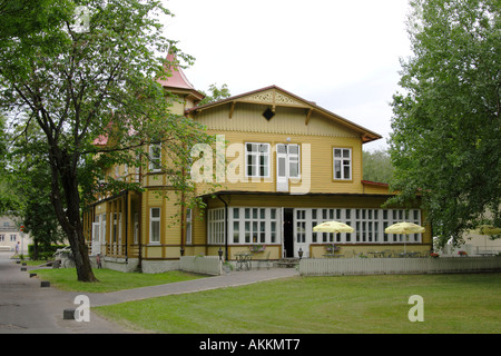 Pärnu-Estland - Holzvilla des Soprus Gesundheits- und Rehabilitationszentrum in Sommerhauptstadt Pärnu, Estland Stockfoto