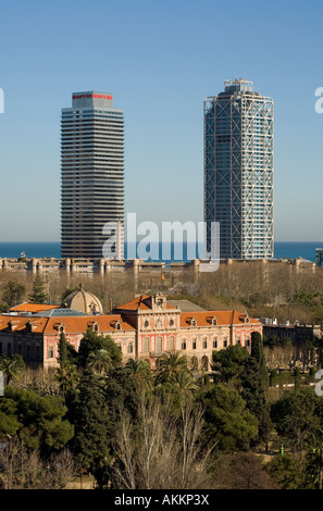 Parlament von Katalonien und Twin Towers, Barcelona Stockfoto