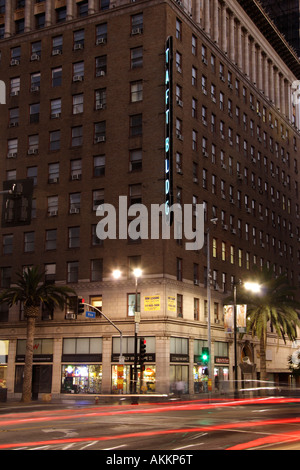 Taft Gebäude Hollywood Rebe mit Verkehr in der Nacht Stockfoto