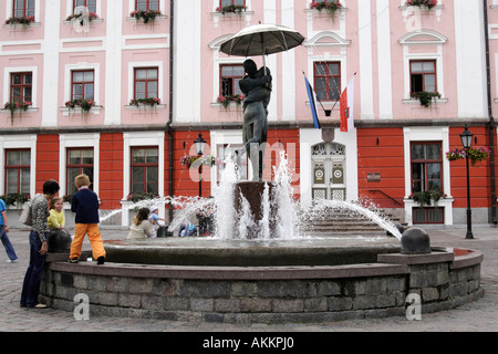 Die küssen Studenten-Brunnen auf dem Rathausplatz, Raekoja Plats in Tartu, Estland Stockfoto