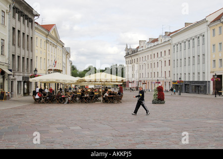 Tartu Estland - Ansicht der Town Hall Square Raekoja Plats in der Altstadt von Tartu, Estland Stockfoto