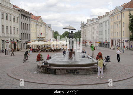 Die küssen Studenten-Brunnen auf dem Rathausplatz, Raekoja Plats in Tartu, Estland Stockfoto