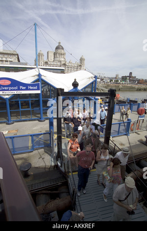 "Passagiere boarding'the"Mersey Ferry"bei Liverpool Pier Head"Mersey Ferry"mit" Port of Liverpool Authority "Gebäude Stockfoto