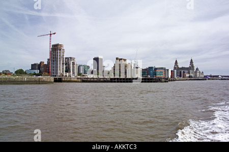 Liverpool Waterfront zeigt neue bauen die Liver Buildings Regeneration von der Mersey Ferry Stockfoto