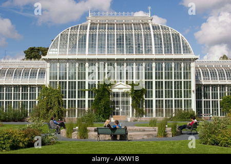 junges Paar auf Bank in Helsinki Botanischer Garten Stockfoto