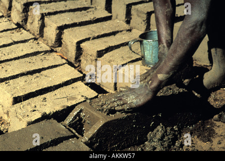 Schwarze Afrikaner machen Lehmziegeln für den Wohnungsbau in Mosambik, Afrika Stockfoto