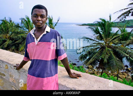 Ein junger Mann posiert in Dix Cove Ghana Stockfoto