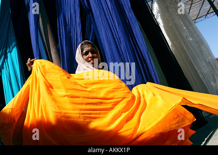 Indien, Rajasthan, Trocknung von Streifen aus Baumwolle für die Herstellung von sari Stockfoto