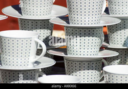 Haufen von Kaffeetassen und Untertassen in blau und Weiß gemustert Stockfoto