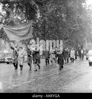 London-Protestmarsch 1968 gegen das Porton Down biologische Kampfstoffe Establishment. Stockfoto