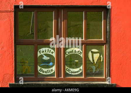 Fenster in Gus O'Connors Kneipe in Doolin, County Clare, Irland Stockfoto