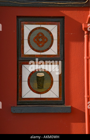 Fenster in Gus O'Connors Kneipe in Doolin, County Clare, Irland Stockfoto