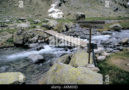 Holzbrücke über Bergfluss im Aiguestortes Nationalpark Pyrenäen Katalonien Spanien Stockfoto