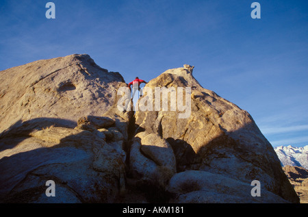 Klettern, Bouldern in den Alabama Hills in der Nähe von Lone Pine Kalifornien Osthang der Sierra Nevada Stockfoto