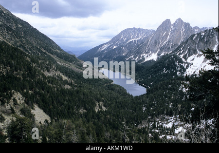 Malerischen See Estany de Sant Maurici mit Els Encantats Bergen im Aiguestortes National park Pyrenäen Katalonien Spanien Stockfoto