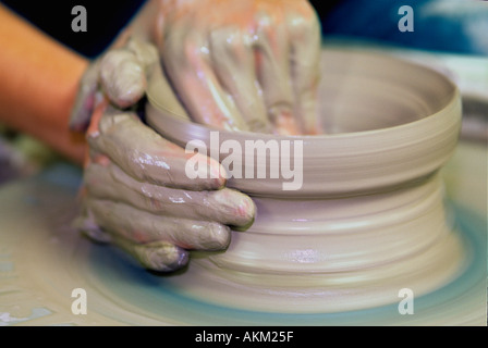 Töpfer Hände arbeiten Ton 2 Stockfoto