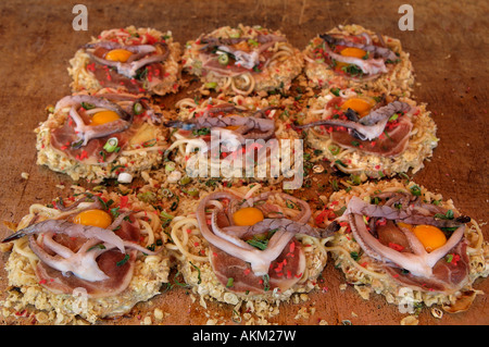Okonomi-Yaki japanischen Stil herzhafte Pfannkuchen auf einer heißen Platte Japan gekocht wird Stockfoto