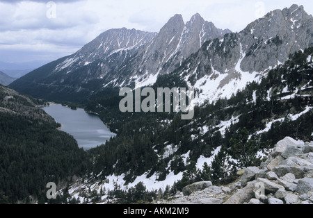 Malerischen See Estany de Sant Maurici umgeben von Els Encantats Bergen im Aiguestortes Nationalpark Pyrenäen Spanien Stockfoto