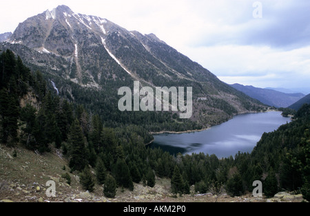 Malerischen See Estany de Sant Maurici im Aiguestortes National park Pyrenäen Katalonien Spanien Stockfoto