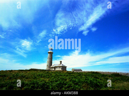 Wolken über der 1820 erbaut alte Leuchtturm auf Lundy Island in der Bristol-Chanel, 11 Meilen der Küste Devon. Stockfoto