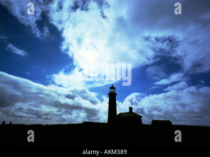 Gewitterwolken anhäufen über der 1820 erbaut alte Leuchtturm auf Lundy Island in der Bristol-Chanel, 11 Meilen vor der Küste von Devon. Stockfoto