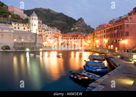 Hafen von Vernazza am Abend Nationalpark Cinque Terre Ligurien Italien Stockfoto